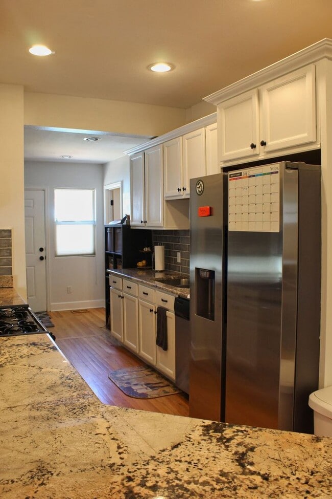 Building Photo - Spacious 2-bedroom, 2-bathroom in the Heart of West Highlands with 1 Car Garage