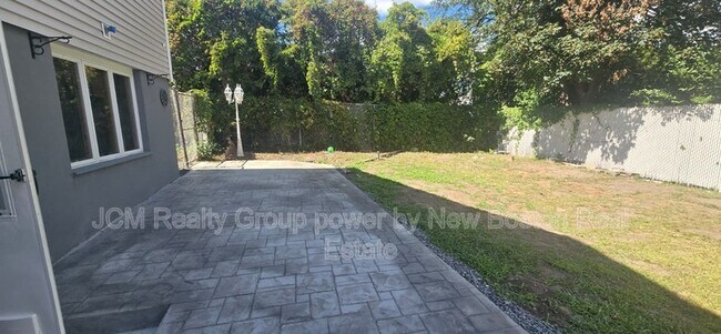 Building Photo - 120 Savage St