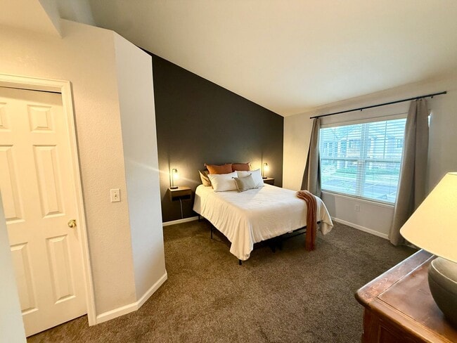 Building Photo - 5225 White Willow Dr