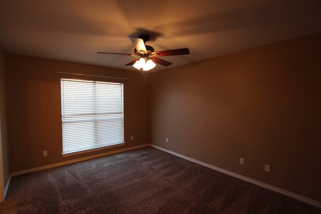 Building Photo - Coming Soon! 3 Bedroom in Flint!