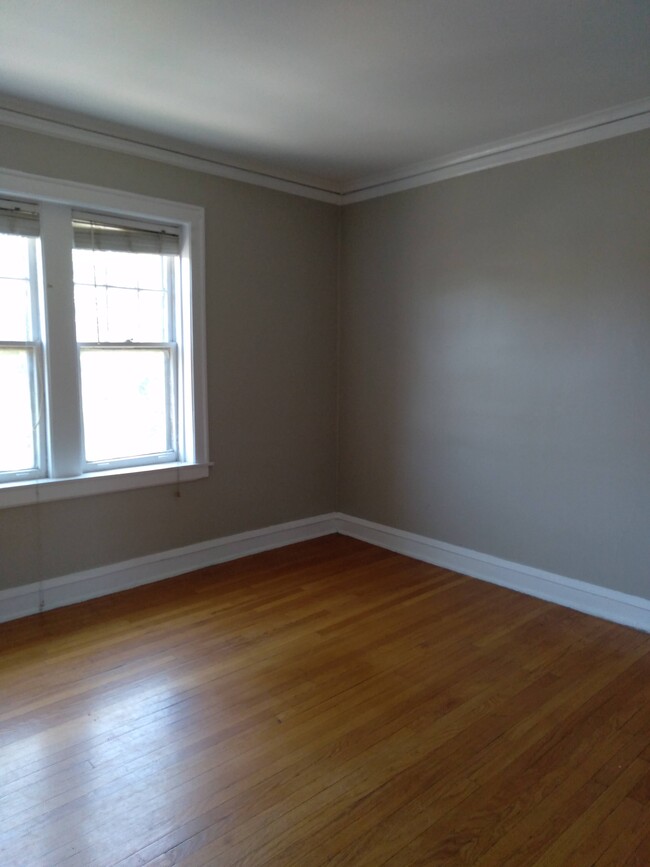 Building Photo - First Floor, Rarely Available, Spacious 1 ...