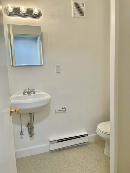 Building Photo - 849 Beacon St