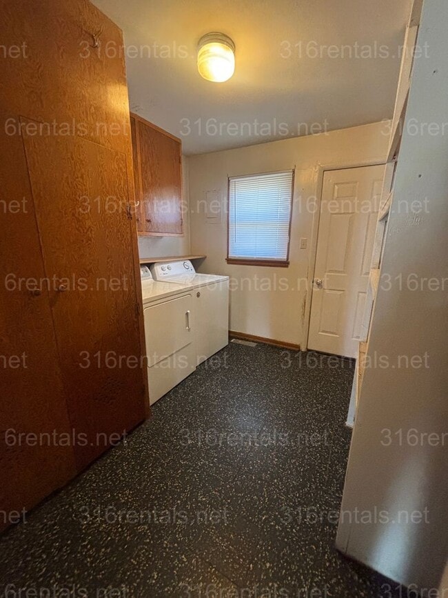 Building Photo - 3 bed 1 bath house available NOW!
