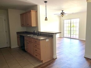 Building Photo - 3 bedroom, 2 bath condo with balcony, new ...