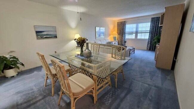 Building Photo - 701 Poinsettia Rd