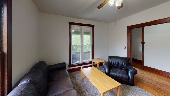 Building Photo - 321-321.5-3215 Hillview Pl