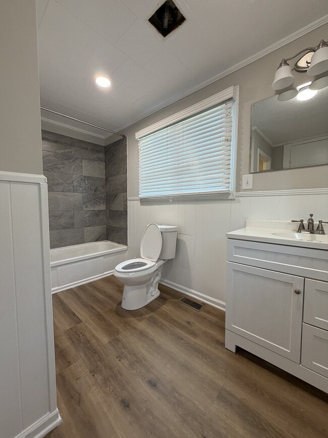 Building Photo - 140 Dillon St