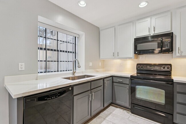 Building Photo - Beautiful 2 Bedroom