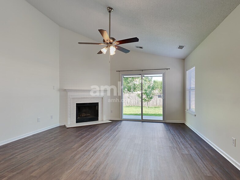 Building Photo - 114 Blue Jasmine Ln