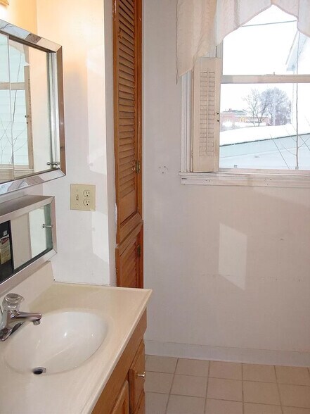 Spacious Bathroom - 20 N Locust St