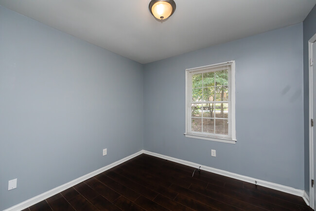 Building Photo - 4713 Belle Plaine Dr