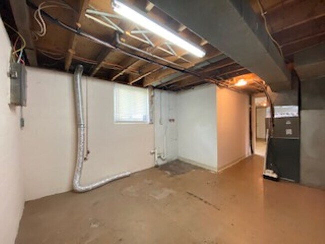 Building Photo - 3 Bedroom Home Available in Elkhart!