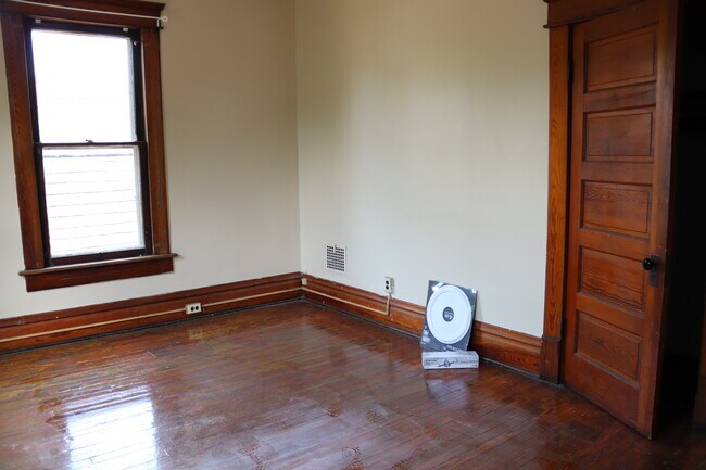 Building Photo - 1370 Forsythe Ave