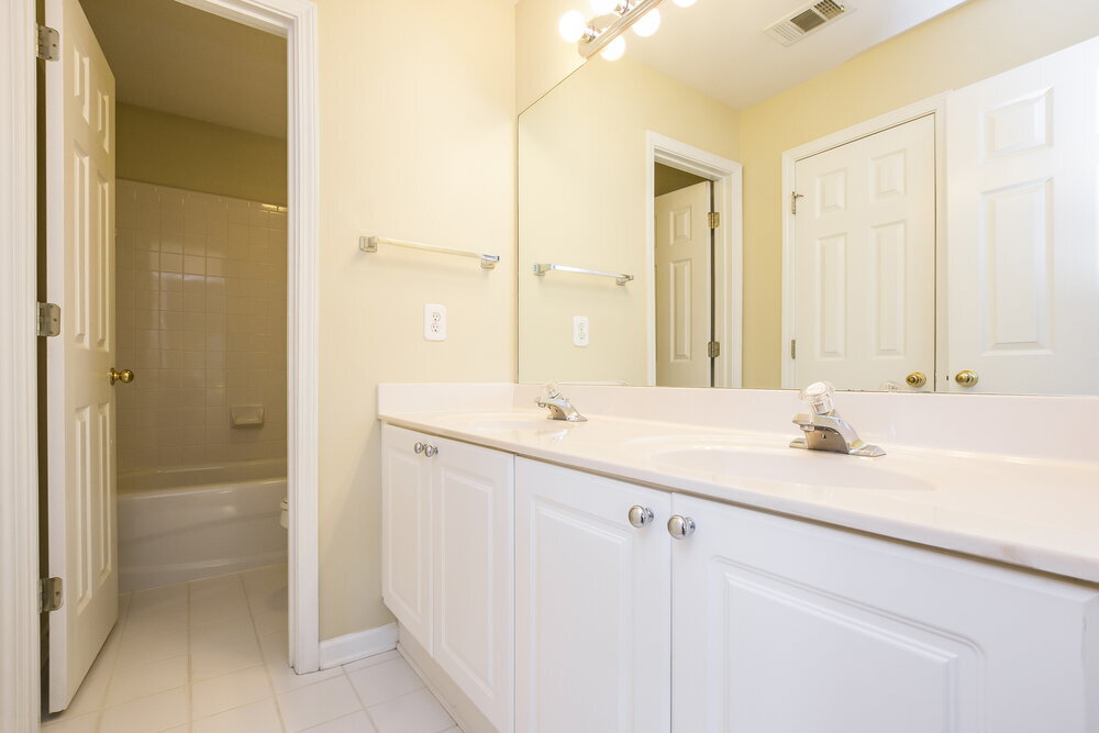 Building Photo - 1042 Amberton Ln