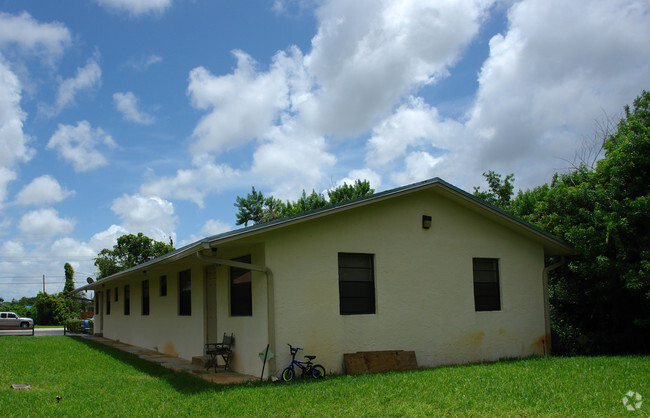 Building Photo - 5649-5651 Taft St