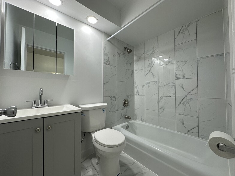 Building Photo - 1525 W Morse Ave