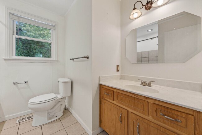 Building Photo - 3 Bedroom Pet Friendly Home For Rent Near Heritage Park!