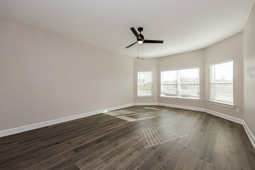 Building Photo - 308 Live Oak Ln
