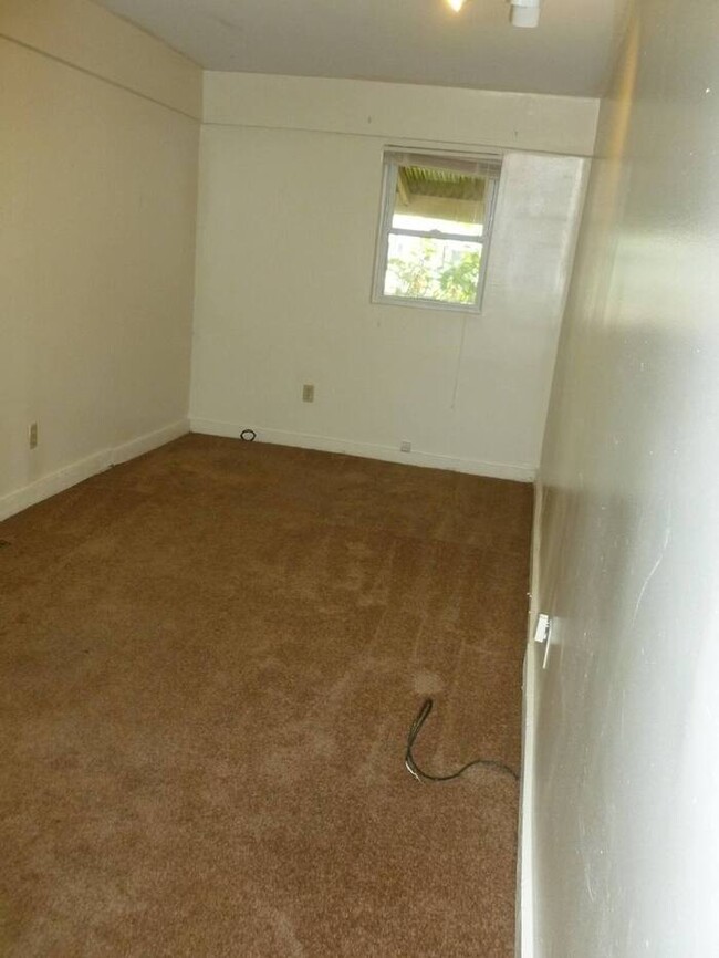 Building Photo - 5BR/2BA House within 0.5 miles of the Indi...