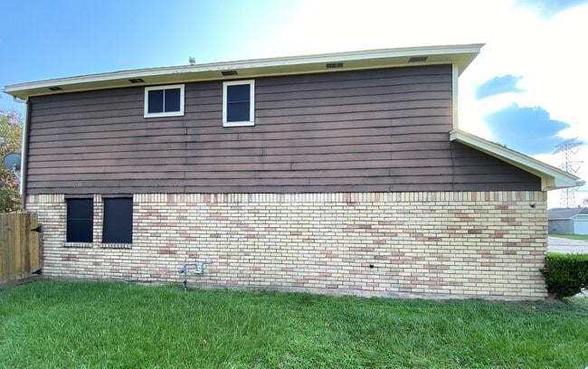 Building Photo - 10531 Golden Meadow Dr