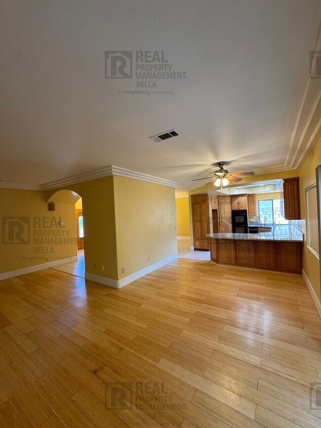 Building Photo - Waterfront Living in Canyon Lake!