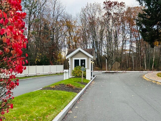 Building Photo - 46 Pointe Rok Dr