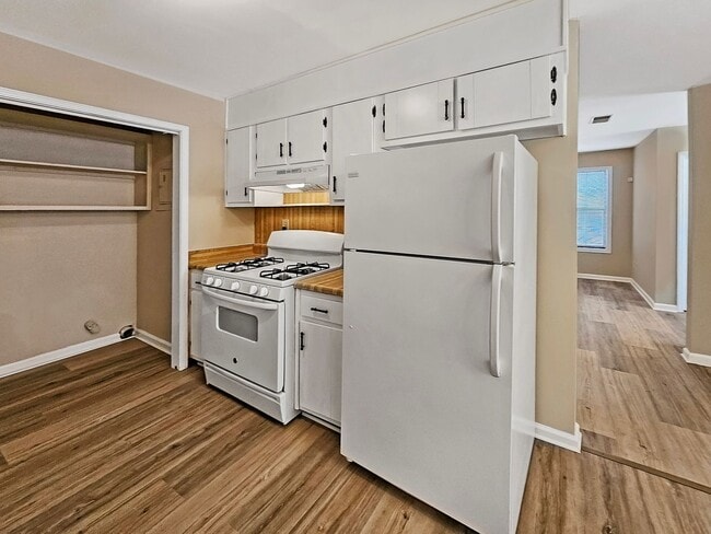 Building Photo - Recently Updated 2/2.5 Flat in Duplex Building - Housing Vouchers Accepted