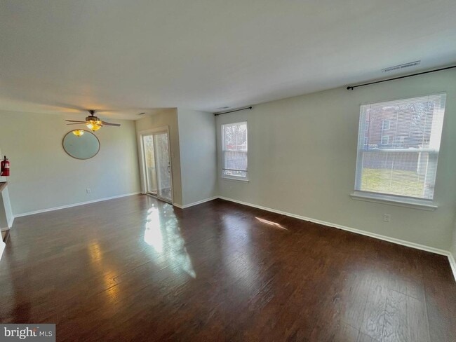 Building Photo - 7 N Hill Dr