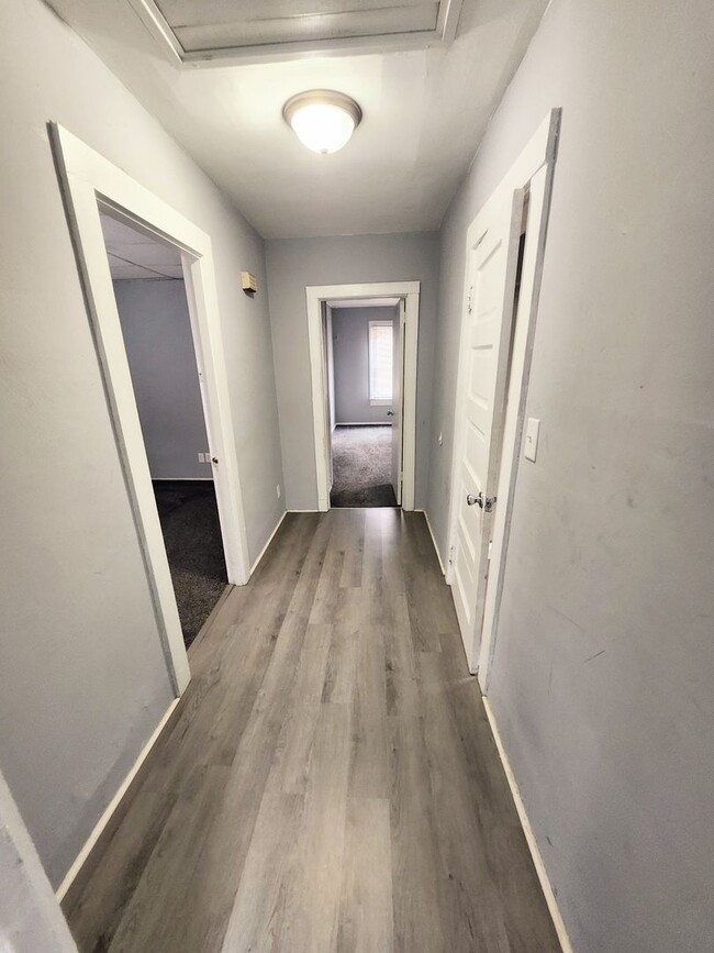 Building Photo - Rent Special - $300 off first month's rent