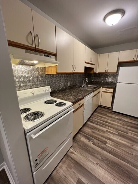 Building Photo - 1100 Crescent Dr