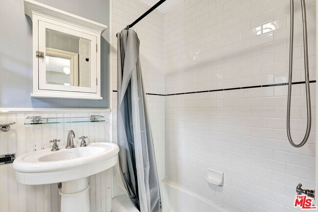 Building Photo - 744 N Sierra Bonita Ave