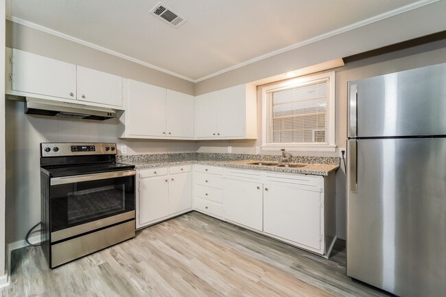 Building Photo - 573 N Park Ln