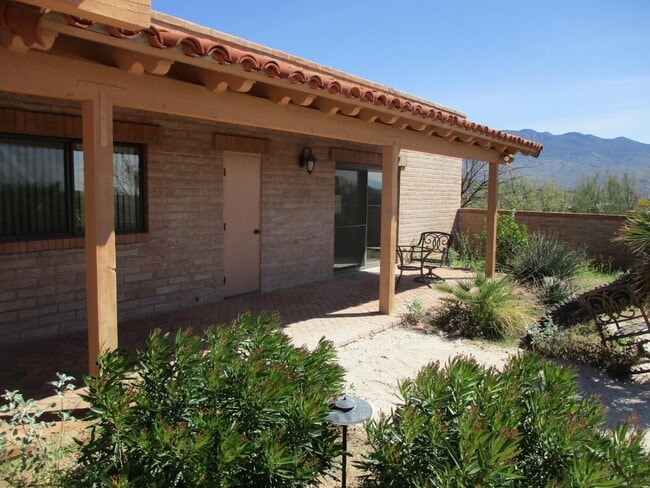 Building Photo - 4 bedroom 2.5 Bath