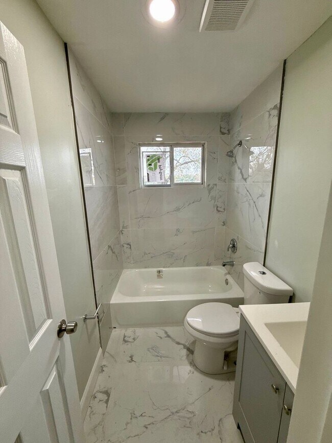 Building Photo - 5035 Westchase Ct