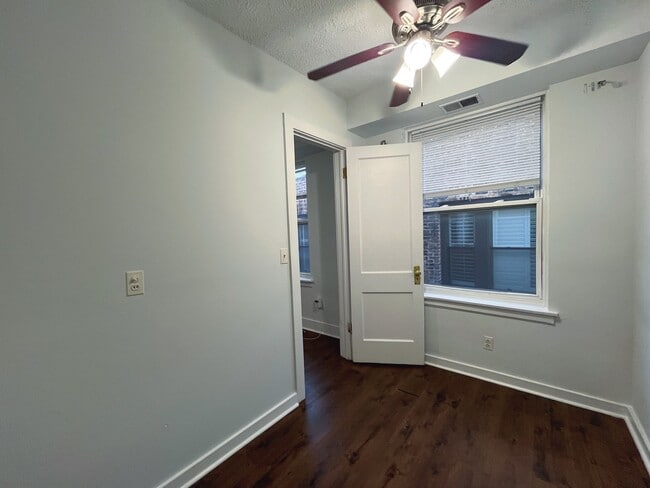 Building Photo - 3727 N Pine Grove Ave