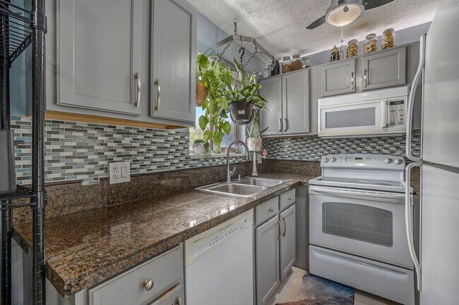 Building Photo - University Hills 2 bedroom and 1.5 Bath