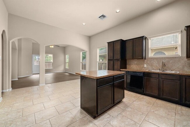 Building Photo - 25426 Saddlebrook Champion Way
