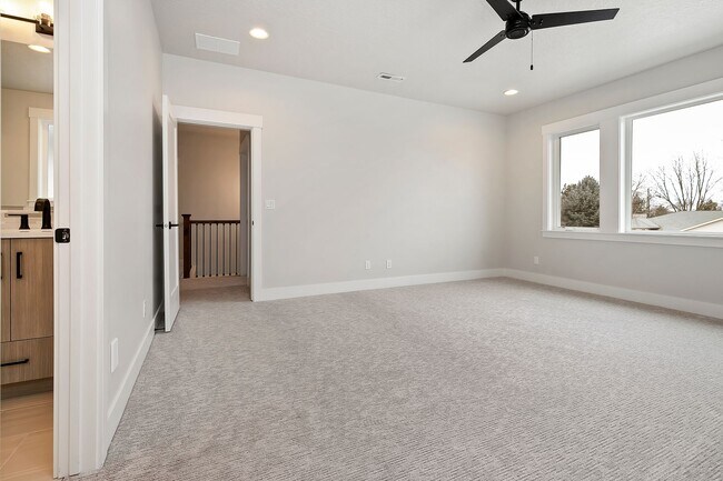 Building Photo - Luxury 5 Bed, 3 Bath home with over 3,000 sq. ft.