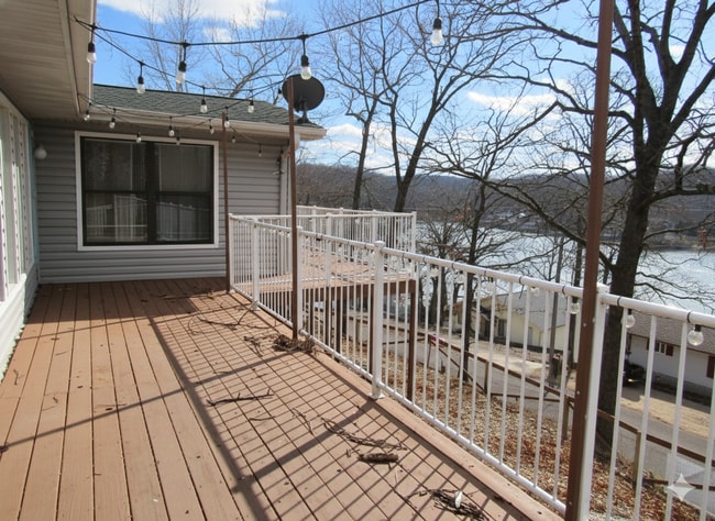 Building Photo - 4 bedroom lake view home