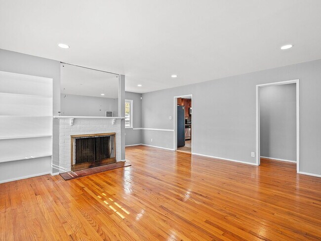 Building Photo - "Spacious 4-Bed, 3-Bath Oasis in Prime Los Angeles Location - 2080 Sq Ft of Comfort!"