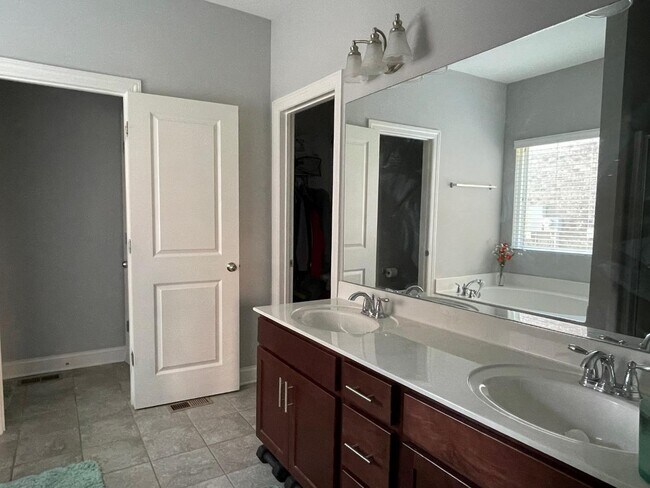 Building Photo - 1607 Southhampton Way