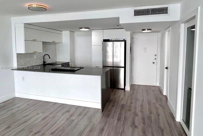 Building Photo - 5838 Collins Ave