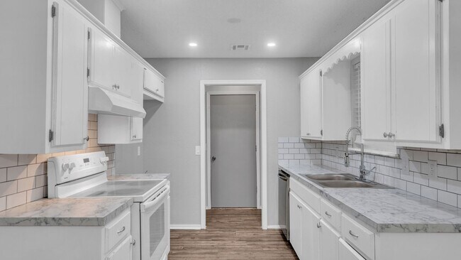 Building Photo - Beautifully Redone 3 Bedroom House! Available for Immediate Move in!