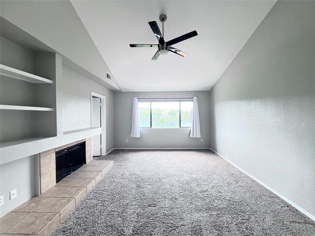 Building Photo - 4711 Spicewood Springs Rd