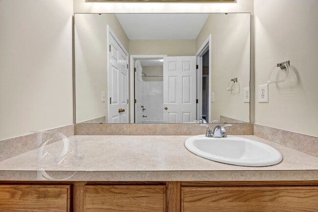 Building Photo - ONE STORY LIVING - MINUTES FROM EVERYTHING