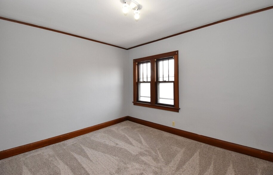 Building Photo - 5831 W Rogers St