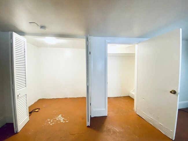 Building Photo - Unique Basement Unit in a Triplex- 309 E. 32nd- Available for July!