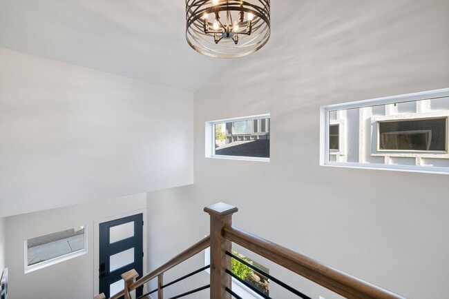 Building Photo - Beautiful Home