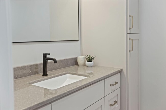 Building Photo - 614 6th St NW