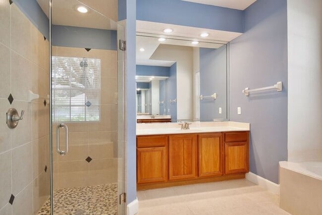 Building Photo - Stunning 4/3 Pool Home with a Bonus Room a...